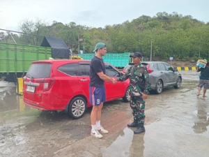 Babinsa Koramil 1628-04 Poto Tano Tingkatkan Keamanan dan Ketertiban di Pelabuhan