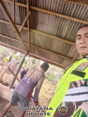 Babinsa Koramil 1627-02/Pantai Baru Pantau Pekerjaan Behel KDKMP di Desa Tesabela