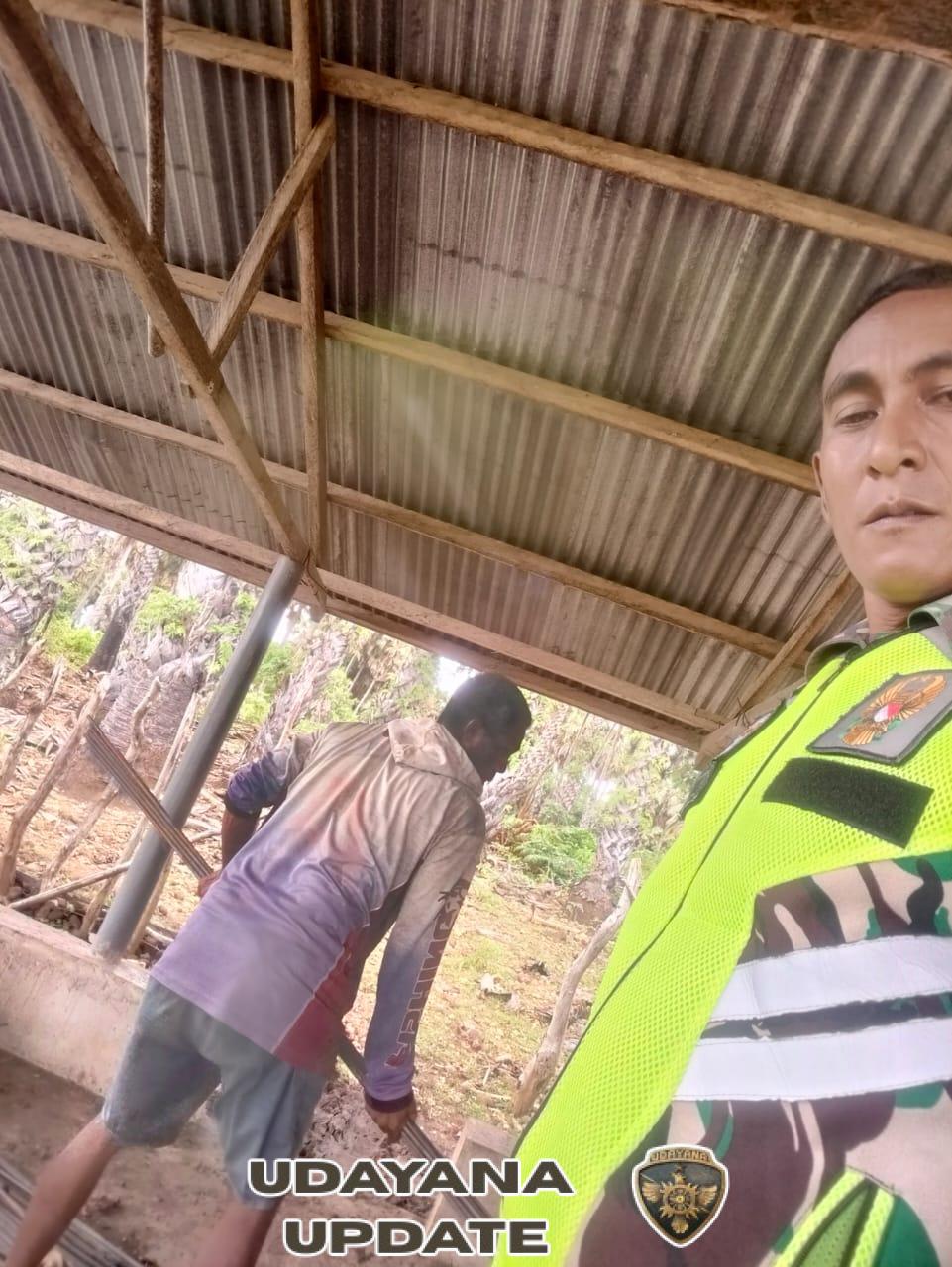 Babinsa Koramil 1627-02/Pantai Baru Pantau Pekerjaan Behel KDKMP di Desa Tesabela