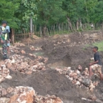 Babinsa Kodim 1627/RN Pantau Pemasangan Pondasi Koperasi Merah Putih di Desa Lidabesi