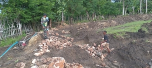 Babinsa Kodim 1627/RN Pantau Pemasangan Pondasi Koperasi Merah Putih di Desa Lidabesi