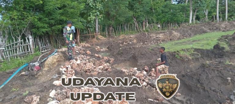 Babinsa Kodim 1627/RN Pantau Pemasangan Pondasi Koperasi Merah Putih di Desa Lidabesi