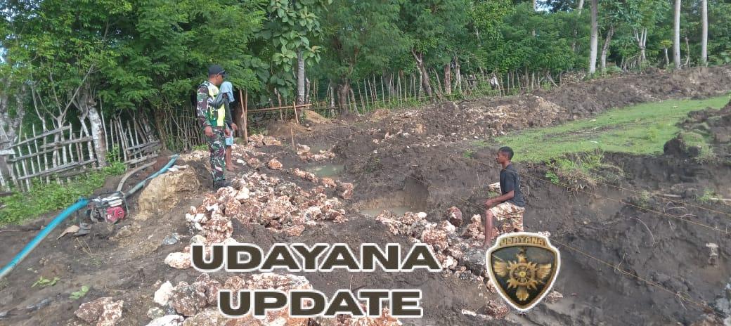 Babinsa Kodim 1627/RN Pantau Pemasangan Pondasi Koperasi Merah Putih di Desa Lidabesi