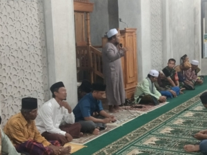 Babinsa Koramil Taliwang Hadiri Peringatan Isra Mi’raj Nabi Muhammad SAW di Desa Moteng