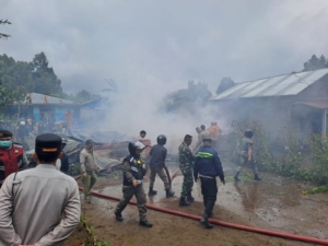Babinsa Koramil 1612-01/Ruteng Sigap Tangani Kebakaran di Kelurahan Pau