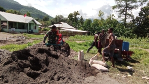 Wujud Kemanunggalan TNI-Rakyat, Babinsa Dampingi Pembangunan KDKMP Desa Likonggete