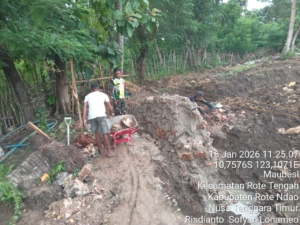 Babinsa Kodim 1627/RN Monitoring Pemasangan Pondasi Koperasi Merah Putih di Desa Lidabesi