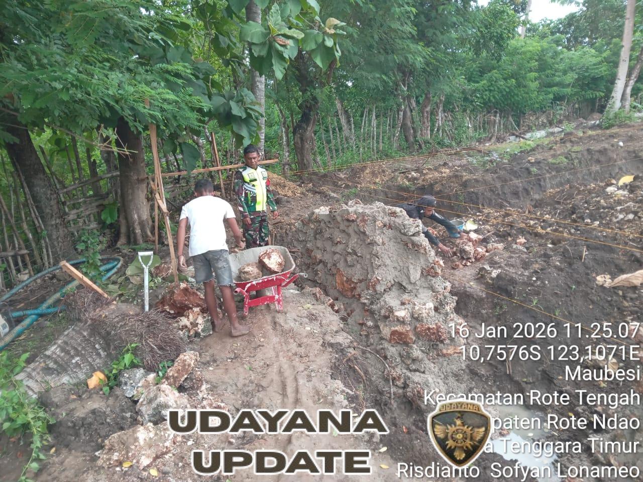 Babinsa Kodim 1627/RN Monitoring Pemasangan Pondasi Koperasi Merah Putih di Desa Lidabesi