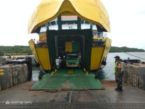 Babinsa Pantai Baru Amankan Aktivitas Bongkar Muatan KMP Kalibodri di Pelabuhan ASDP