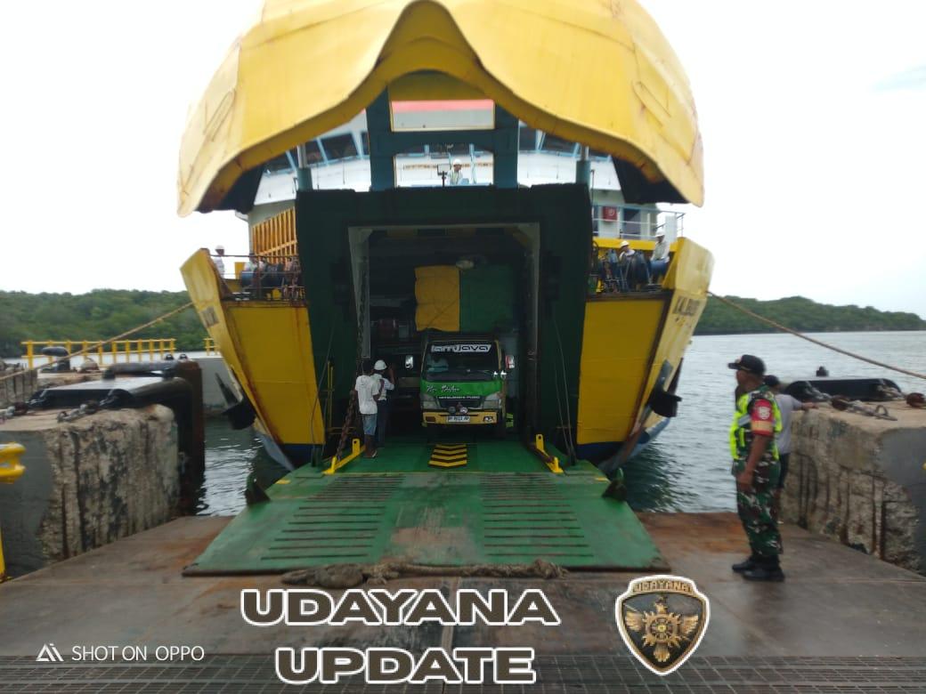 Babinsa Pantai Baru Amankan Aktivitas Bongkar Muatan KMP Kalibodri di Pelabuhan ASDP