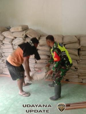 Babinsa Sakubatun Dampingi Penerimaan Material Bangunan KDKMP Desa Sakubatun
