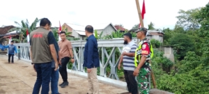 Babinsa Pringgabaya Monitoring Kunjungan Kerja Gubernur NTB Tinjau Jembatan Bailey di Suela