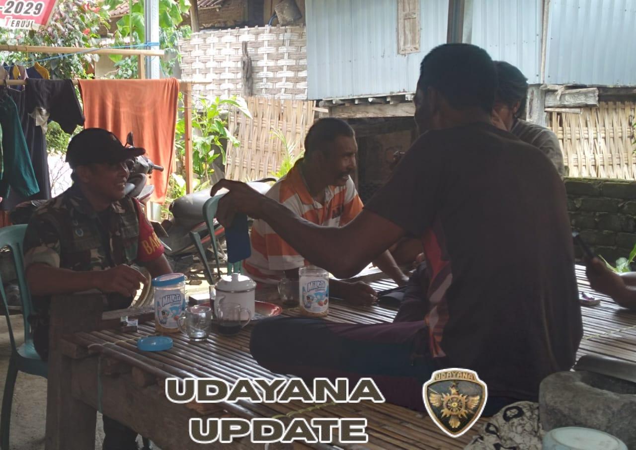 Babinsa Desa Loka Ajak Warga Gotong Royong Bersihkan Saluran Irigasi Persawahan