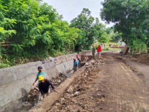 Babinsa Karombo Laksanakan Komsos dan Pengawasan Irigasi Dana Desa