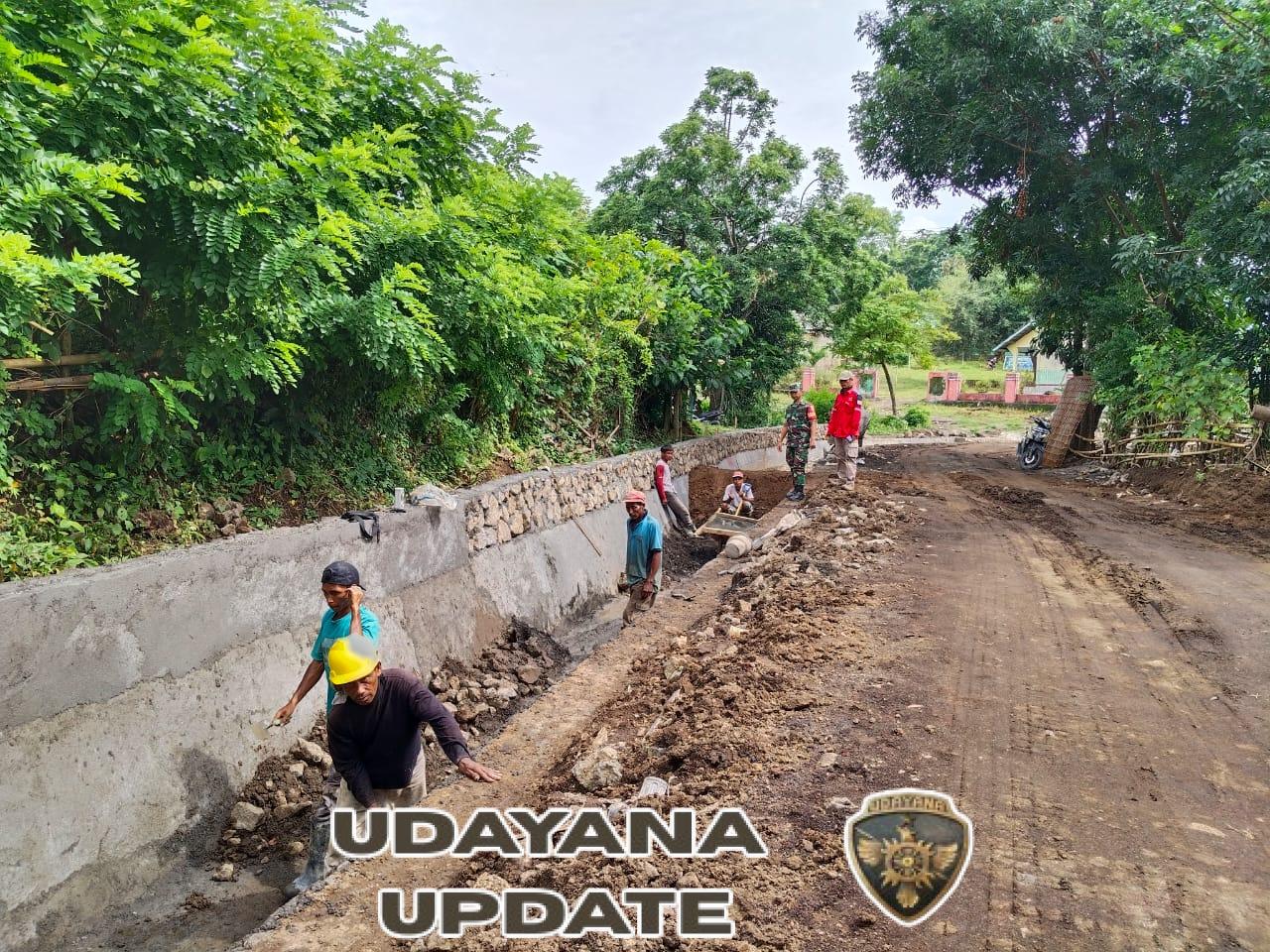 Babinsa Karombo Laksanakan Komsos dan Pengawasan Irigasi Dana Desa