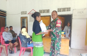Dukung Kesejahteraan Warga, Babinsa Koramil Katikutana Dampingi Bansos