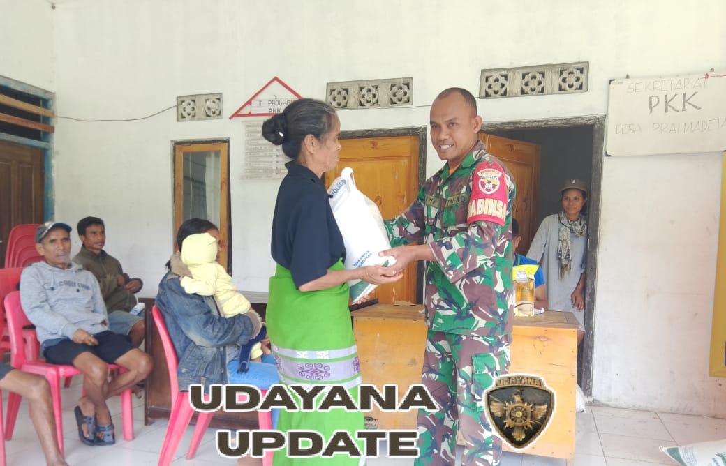 Dukung Kesejahteraan Warga, Babinsa Koramil Katikutana Dampingi Bansos