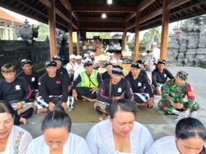 Babinsa Hadir di Tengah Umat, Serka I Made Duduk Ikuti Persembahyangan Siwaratri di Desa Adat Jegu