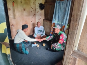 Babinsa Hadir di Tengah Warga, Jalin Silaturahmi di Desa Compang