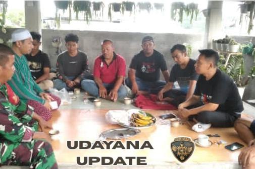 Babinsa Desa Mamben Lauk Laksanakan Komsos Bersama Warga Dusun Lengkok Embuk