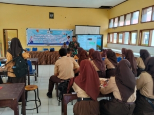 Koramil 1628-03/Seteluk Bersama Babinsa Tanamkan Nilai Bela Negara kepada Pelajar SMP Negeri 1 Seteluk