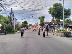 Babinsa Pejeng Bersama Aparat dan Pecalang Amankan Upacara Tawur Balik Sumpah Nawa Gempang di Jro Kuta Pejeng