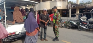 Babinsa Koramil 1602-01/Ende Laksanakan Komsos dan Pamwil di Pasar Nangapanda