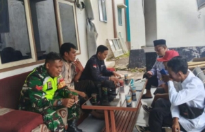 Babinsa Kembang Kerang Komsos dengan Staf Desa, Dorong Penyaluran Bantuan yang Transparan
