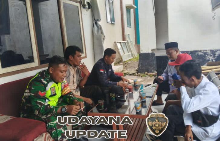 Babinsa Kembang Kerang Komsos dengan Staf Desa, Dorong Penyaluran Bantuan yang Transparan