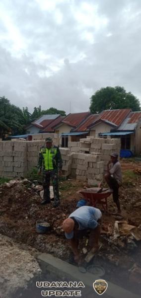 Babinsa Koramil Lobalain Monitoring Pembangunan KDKMP di Kelurahan Mokdale