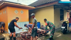Aksi Cepat Babinsa Desa Penyaringan Ringankan Beban Warga Pasca Puting Beliung
