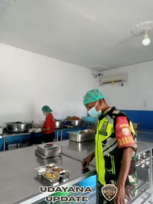 Babinsa Koramil 1627-01/Ba’a Dampingi Pelaksanaan Program Makan Bergizi Gratis di Rote Ndao