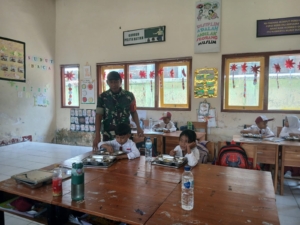Dukung Gizi Anak Sekolah, Babinsa Kuang Kawal MBG di Kecamatan Taliwang