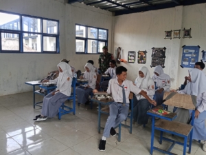 Dukung Kesehatan Pelajar, Babinsa Desa Belo Kawal MBG di SMK Rum Inovasi Jereweh