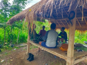 Babinsa Obel Obel Komsos dengan Warga, Tingkatkan Kewaspadaan Hadapi Cuaca Ekstrem