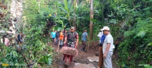 AKSELERASI PEMULIHAN PASCA BENCANA, BABINSA SEPANG BERSAMA WARGA GELAR KARYA BHAKTI BERSIHKAN MATERIAL JALAN