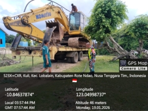 Babinsa Koramil Ba’a Bersihkan Lahan Tukang KDKMP di Desa Kuli Aisele