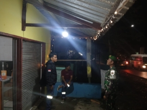 Piket Koramil 1628-02/Sekongkang Gelar Patroli Malam, Jaga Kamtibmas Wilayah Binaan