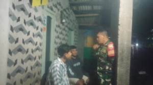 Babinsa Desa Bandok Laksanakan Patroli Kongkow-Kongkow, Imbau Warga Waspada Cuaca Ekstrem