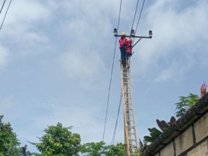Hujan Deras Disertai Angin, Tiang Listrik Di Banjar Senangka Patah