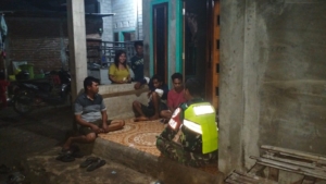 Babinsa Koramil 1614-01/Dompu Bersama Karang Taruna Gelar Ronda Malam