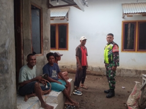 Babinsa Desa Nggembe Ajak Warga Jaga Silaturahmi dan Cegah Penyakit Musim Hujan
