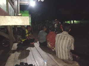 Babinsa Koramil 1614-06/Manggelewa Gelar Patroli Malam di Desa Kampasi Meci