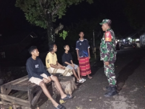 Babinsa Koramil 1614-06/Manggelewa Gelar Patroli Malam di Desa Kampasi Meci