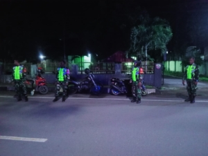 Patroli TNI Menghimbau Masyarakat Kota Bima Jaga Ketertiban dan Keamanan Lingkungan