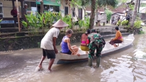 Akses Jalan Terendam Air,  Babinsa Lembongan Turun Tangan Lancarkan Aktifitas Warga Dan Wisatawan