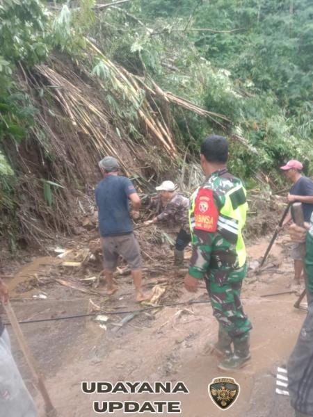 Babinsa Kerta Pimpin Karya Bakti Pembersihan Longsor di Jalur Penyabangan–Bunteh
