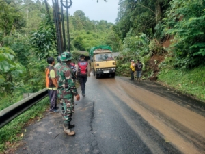 Tanah Longsor Tutupi Jalan Provinsi, Koramil 1626-03/Tembuku Sigap Bersama Instansi Terkait Lakukan Penanganan