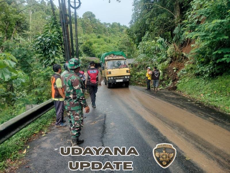 Tanah Longsor Tutupi Jalan Provinsi, Koramil 1626-03/Tembuku Sigap Bersama Instansi Terkait Lakukan Penanganan