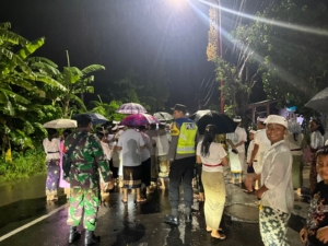 Pengabdian Tanpa Batas, Babinsa Kutampi Kaler  Amankan Persembahyangan Dan Sesolahan Sang Hyang Jaran Ditengah Gerimis Hujan